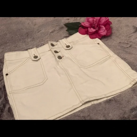Express white denim mini skirt w/ buttons 5/6 - Picture 4 of 9